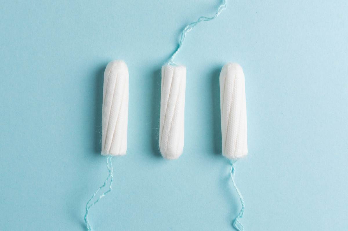 Tampon auf hellblauem Hintergrund