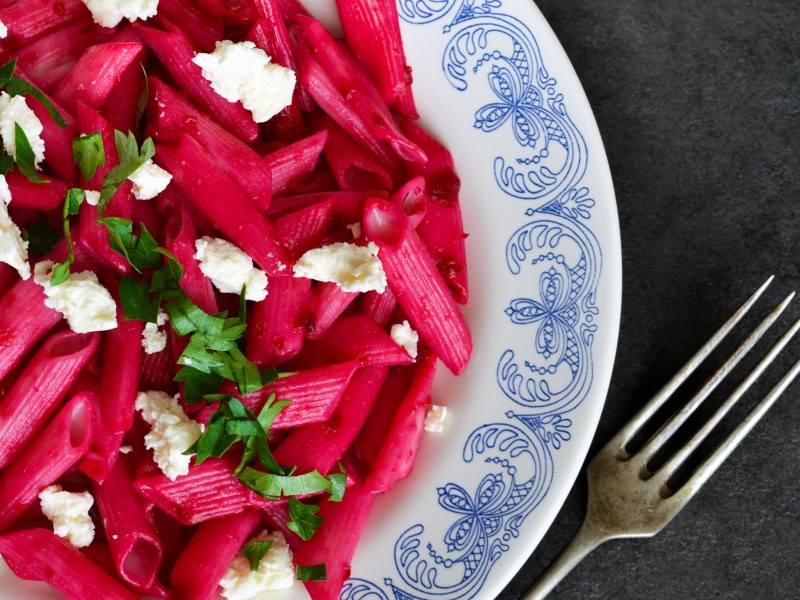 Rote Bete Pasta mit Feta und Basilikum.