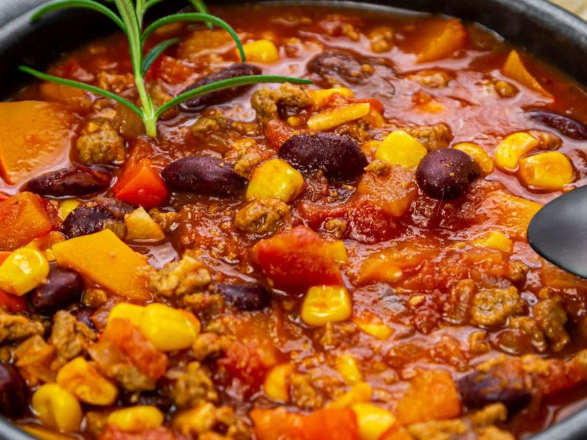 Kürbis-Chili mit Hackfleisch: Dieser Eintopf ist der Herbst zum Löffeln