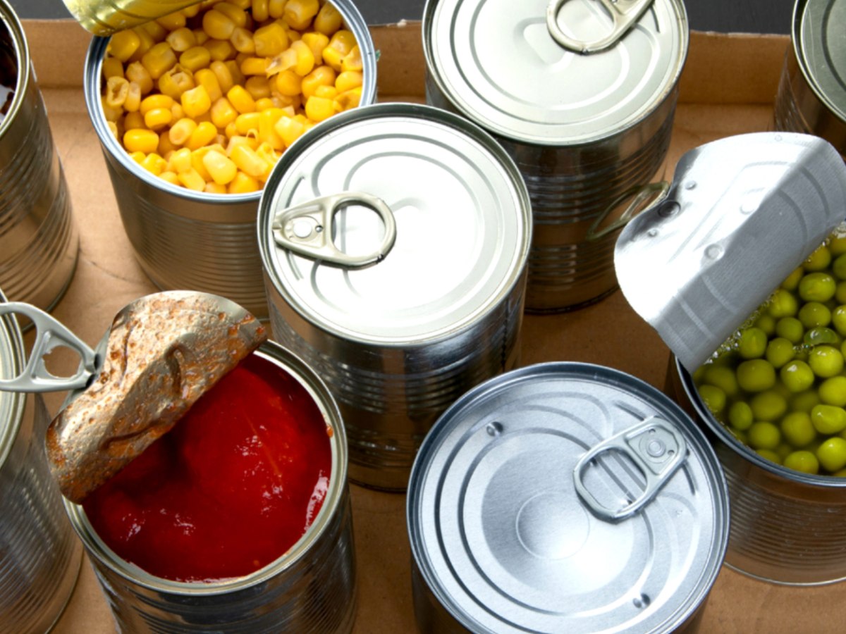 Ge&ouml;ffnete Konserven mit Gem&uuml;se drin.