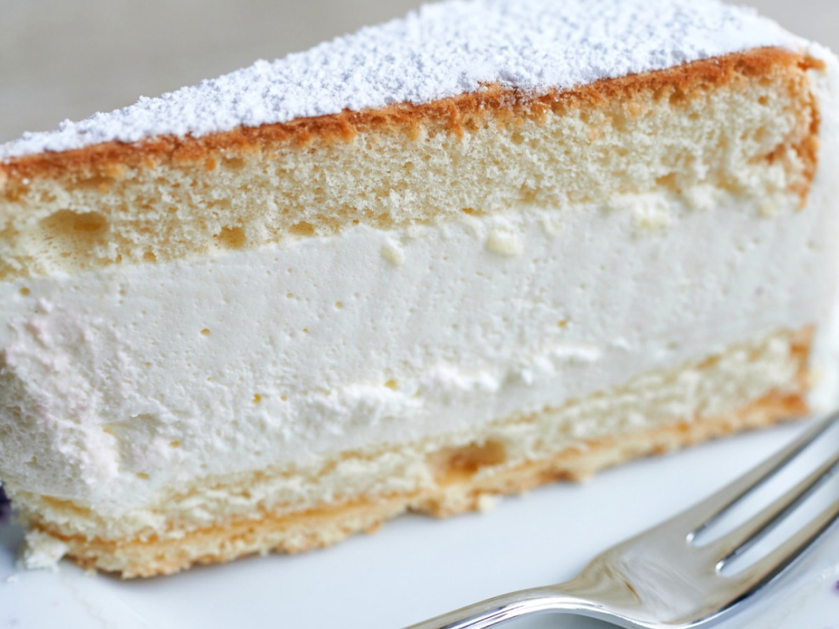 Ein St&uuml;ck K&auml;sesahnetorte auf wei&szlig;em Teller.