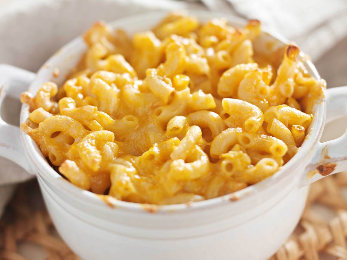 Sch&uuml;ssel mit gebackenen Makkaroni und K&auml;se