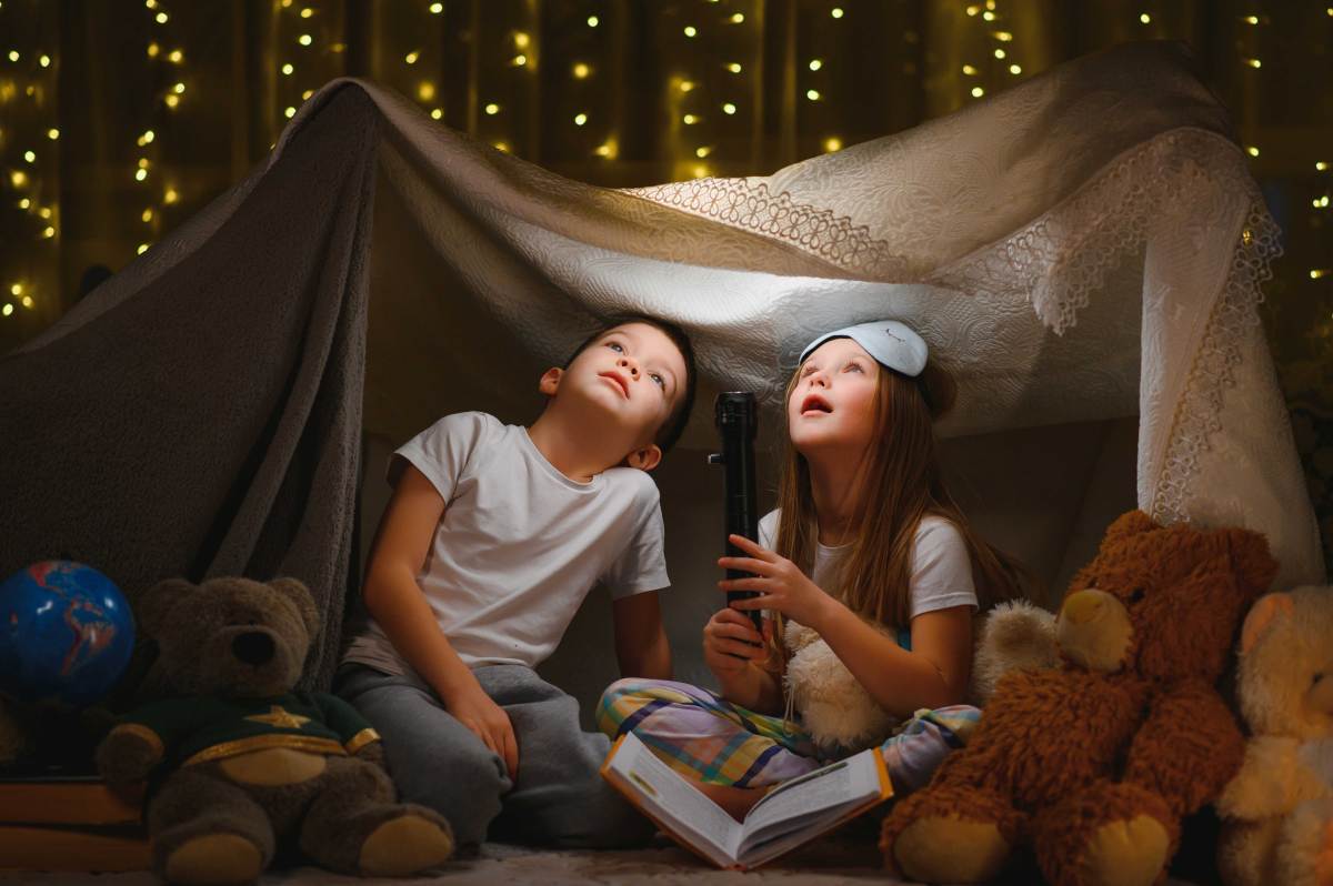 Kinder brauchen ausreichend Schlaf, damit sie gesund wachsen und lernen können. Aber wie viel muss ein Kind in welchem Alter schlafen?