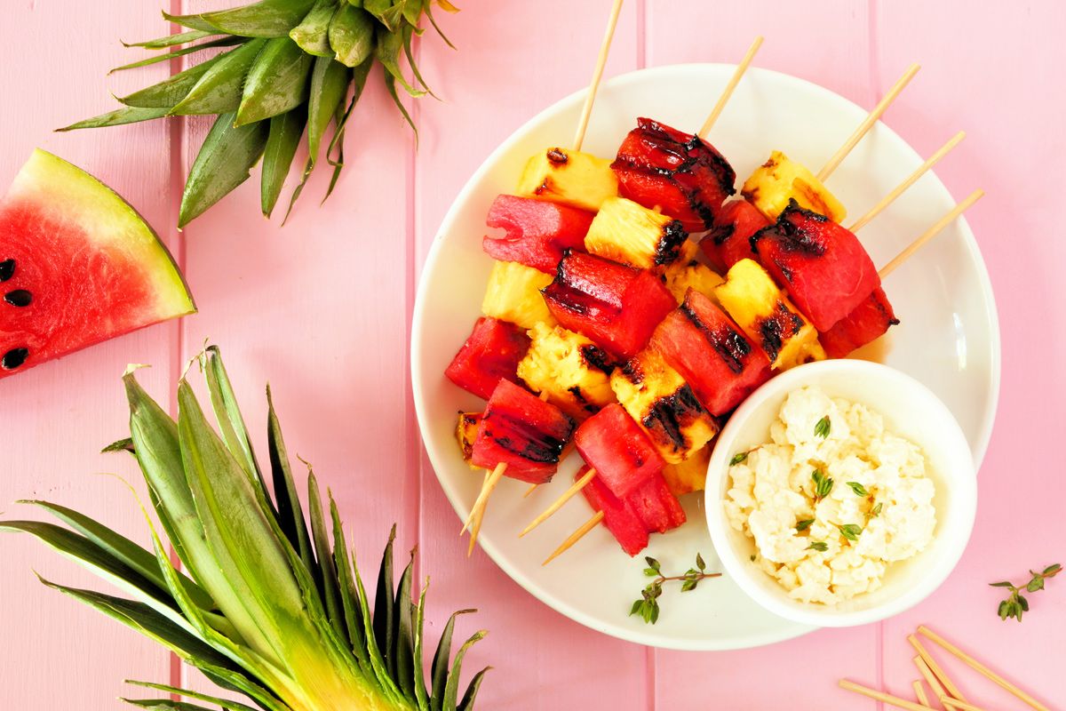 Fruchtspieße sind ein gesundes Dessert vom Grill