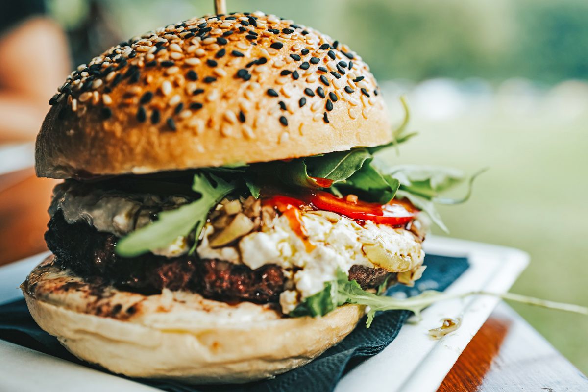 Bei Hamburgern vom Grill müsst ihr auf Käse und laktosehaltige Saucen verzichten