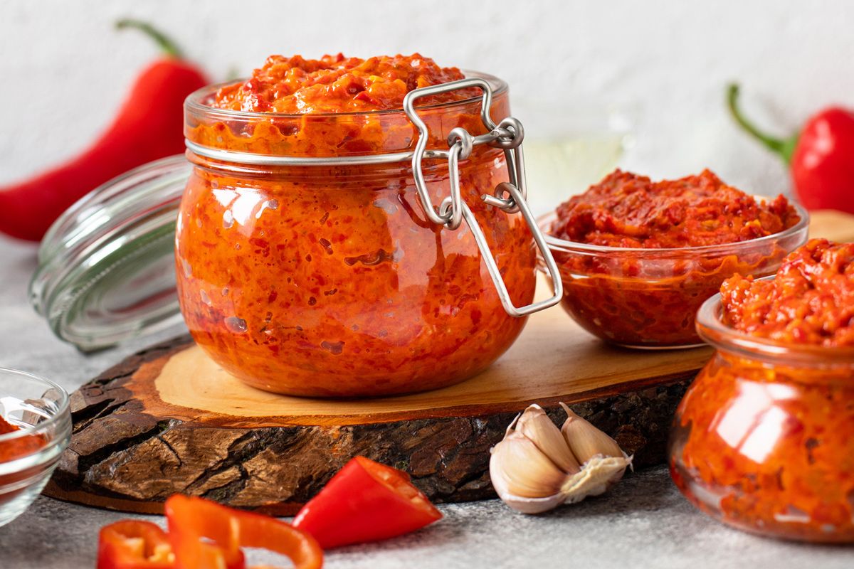 Ajvar lässt sich mit oder ohne Aubergine und Zwiebel zubereiten