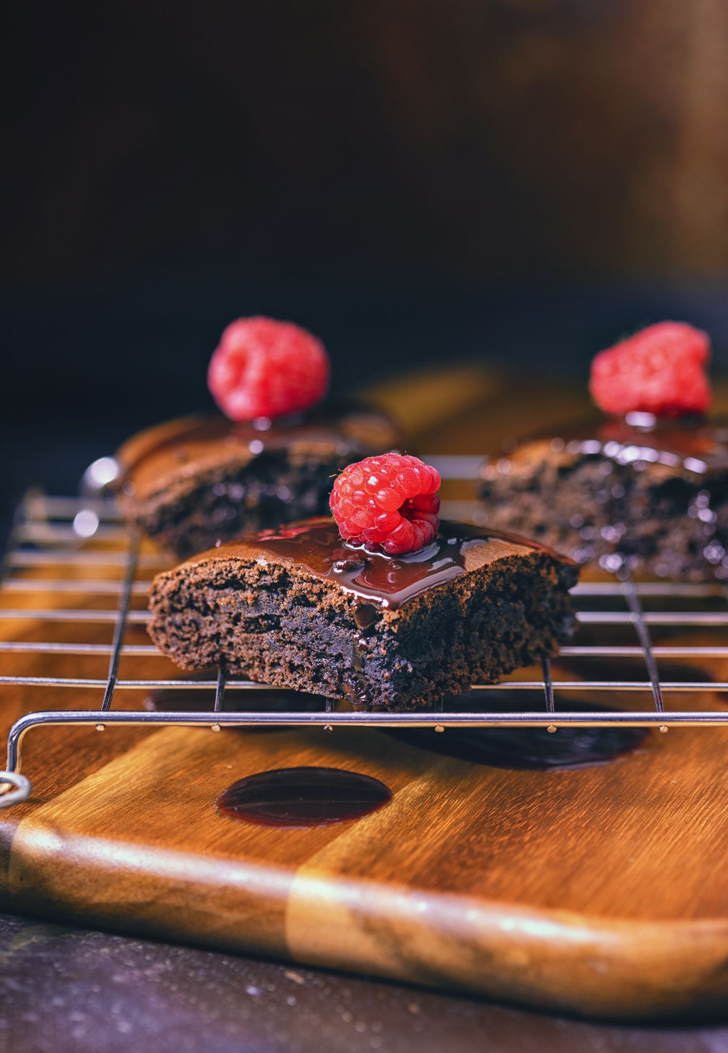 Brownies mit Schoko-Soße toppen