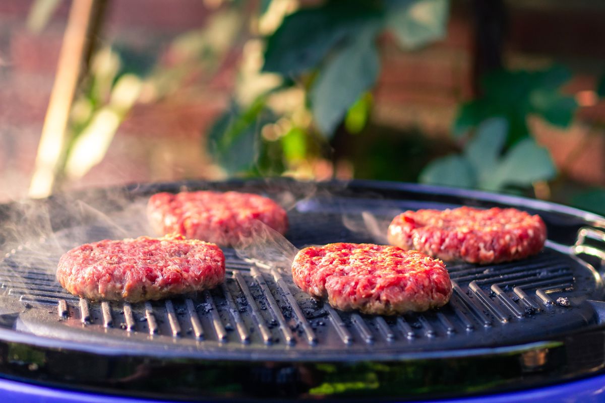 Burger Pattys sollten bei direkter Hitze angebraten werden