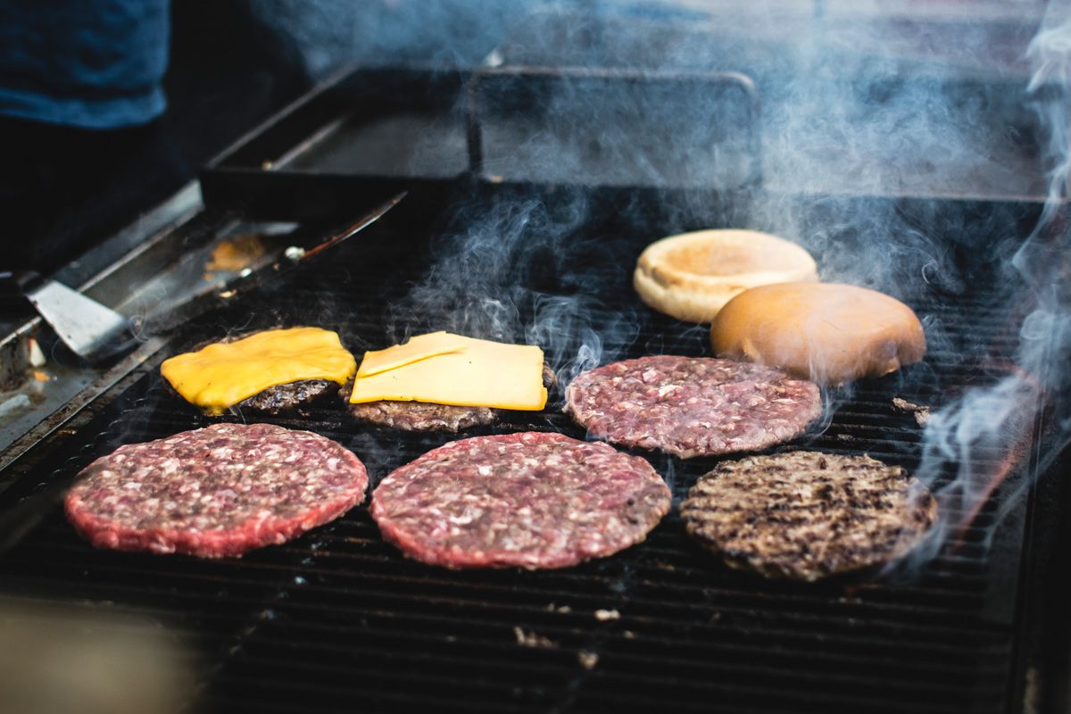 Für Cheeseburger nach dem ersten Wenden eine Käsescheibe auf die Pattys legen