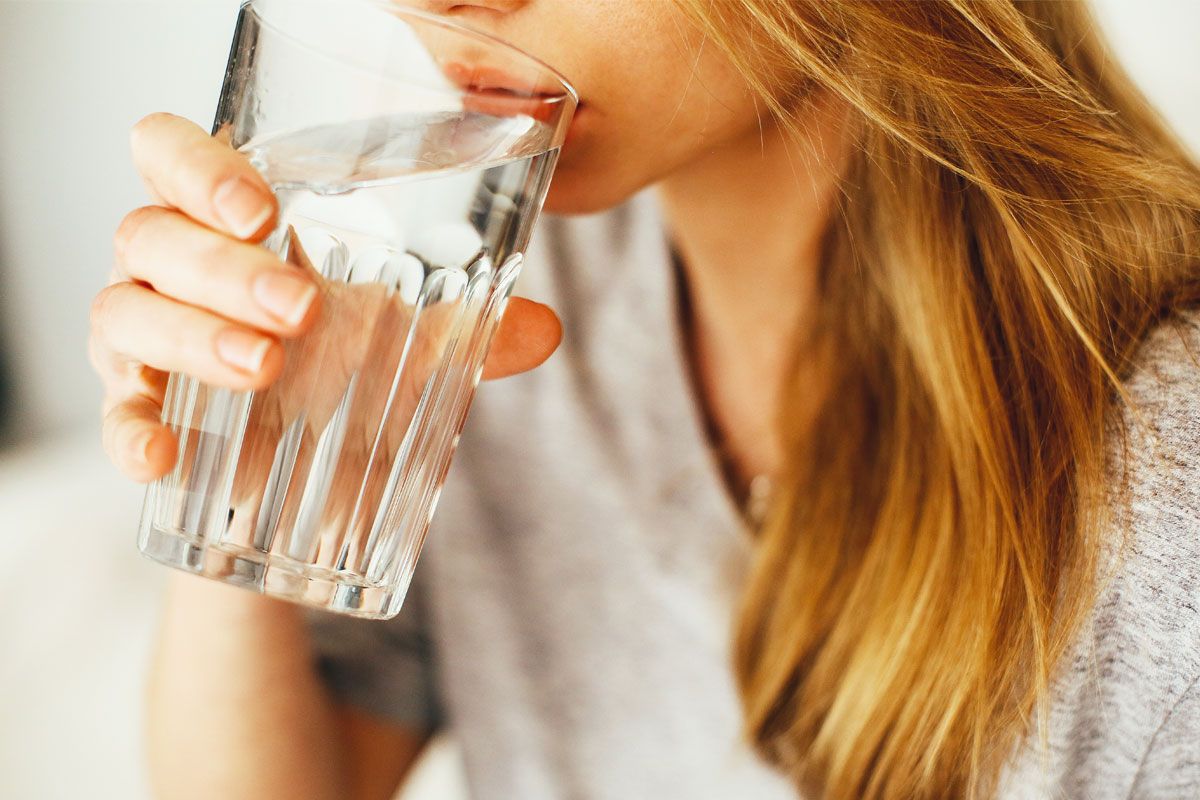 Am besten schon direkt am Morgen ein Glas Wasser trinken