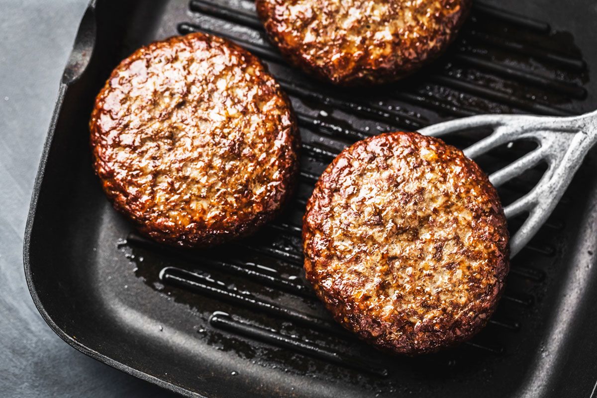 Hackfleisch erst braten, wenn die Pfanne und das Fett heiß sind