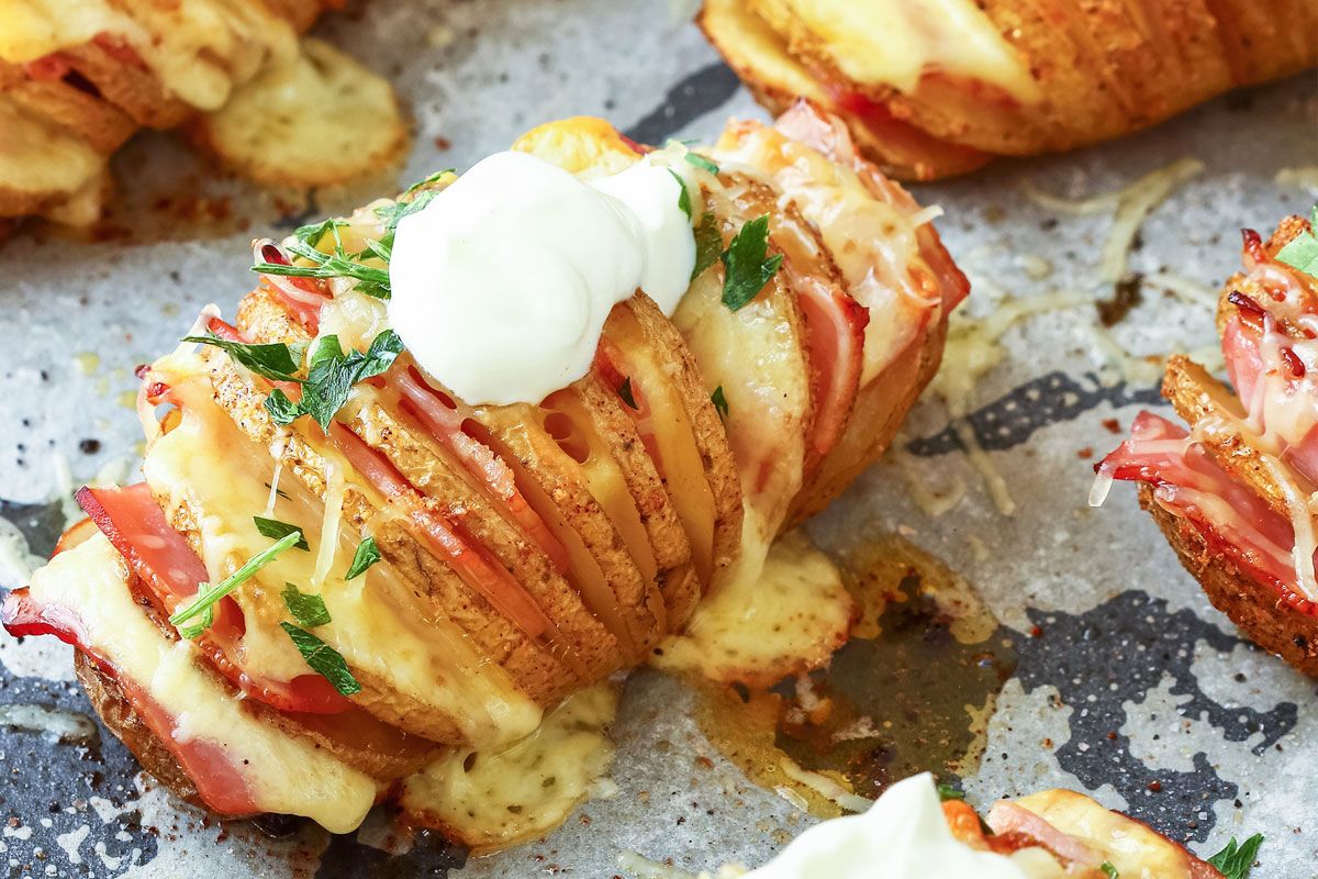 Noch würziger schmecken Fächerkartoffeln mit Schinken und Käse