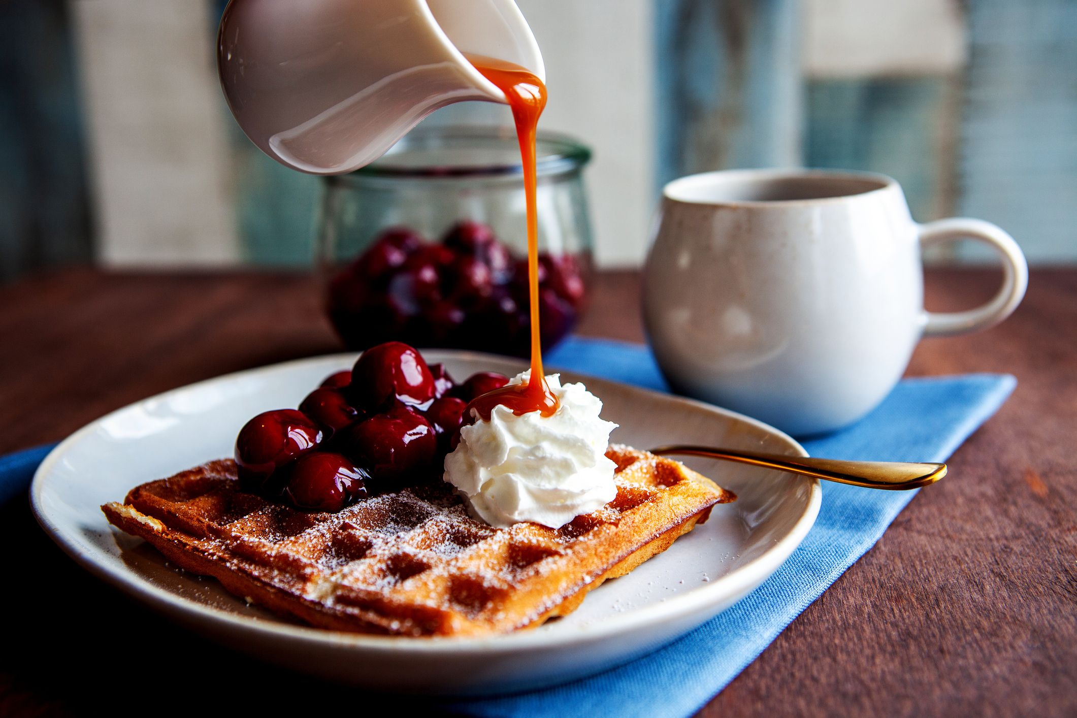 Waffeln mit heißen Kirschen.