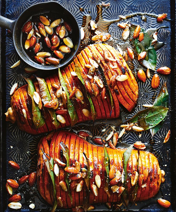 Rezept für Hasselback-Butternut-Kürbis als Veggie-Weihnachtsessen