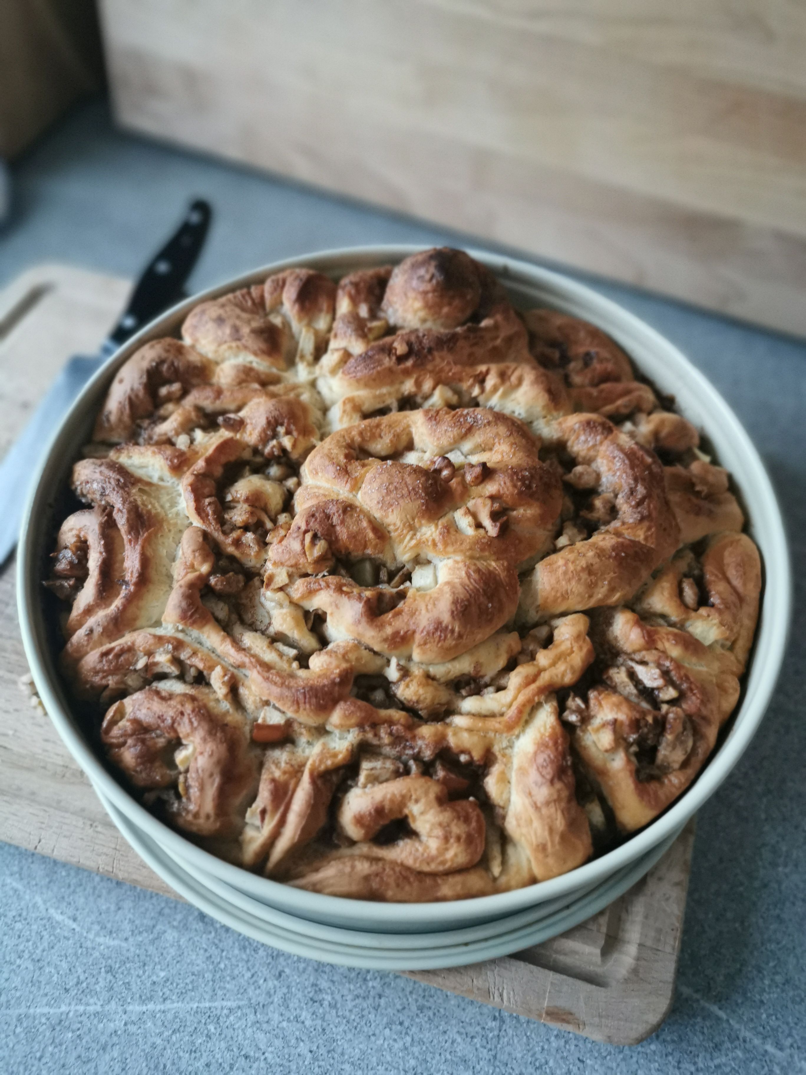 Saftige Zimtschnecken mit Apfel und Walnuss: Geniales Rezept