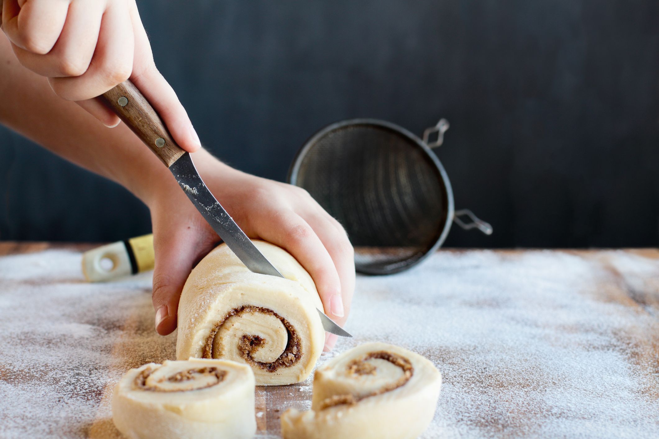 Zimtschnecken eng aufrollen und dann in Scheiben schneiden