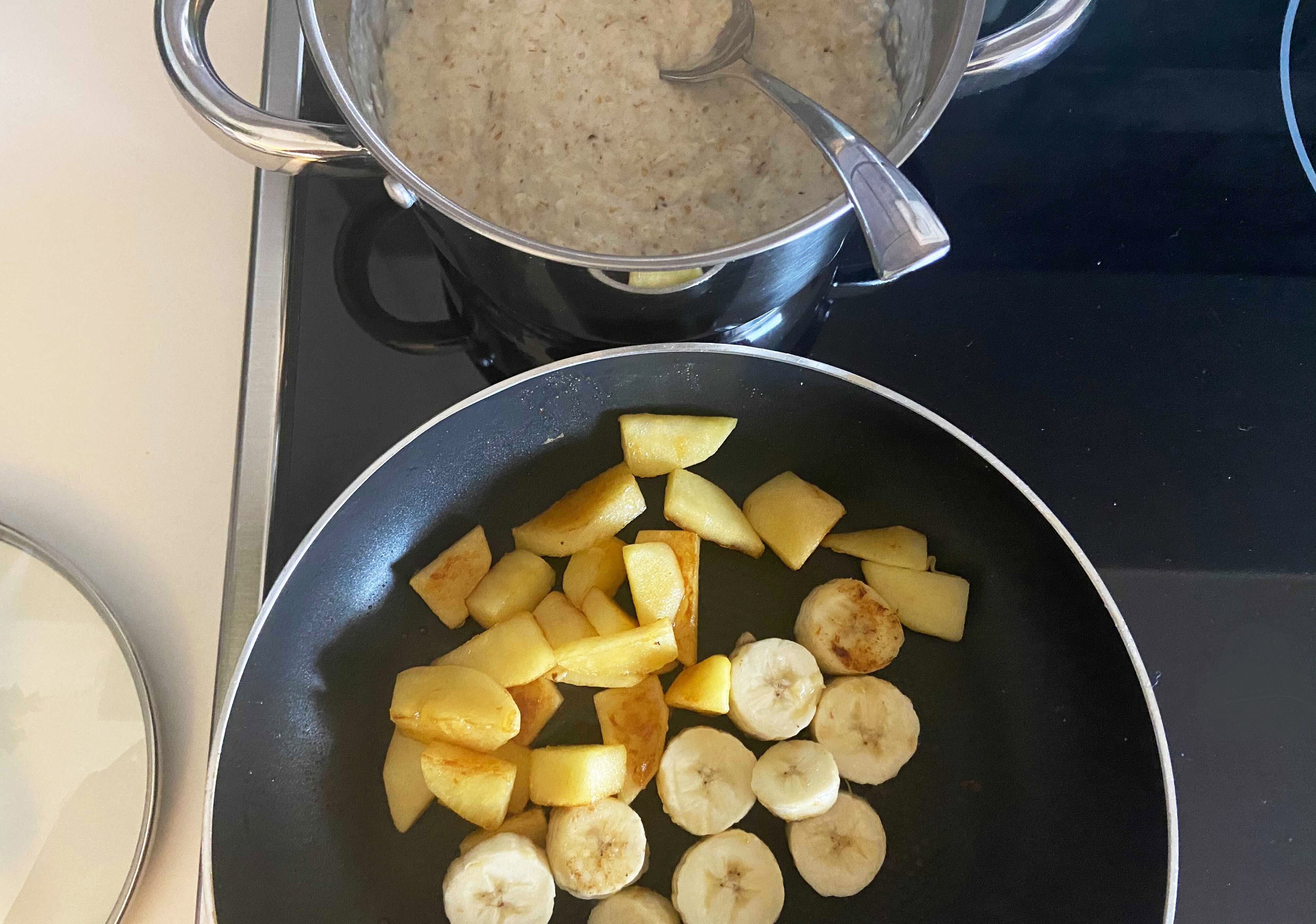 Kalorienarmes Frühstück: Porridge mit karamellisierten Äpfeln & Zimt