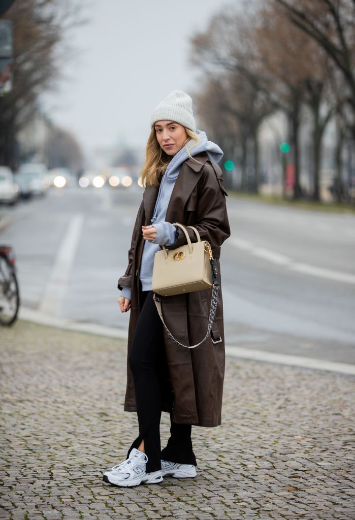 Leggings mit Schlitz passen zu Hoodie und Sneaker