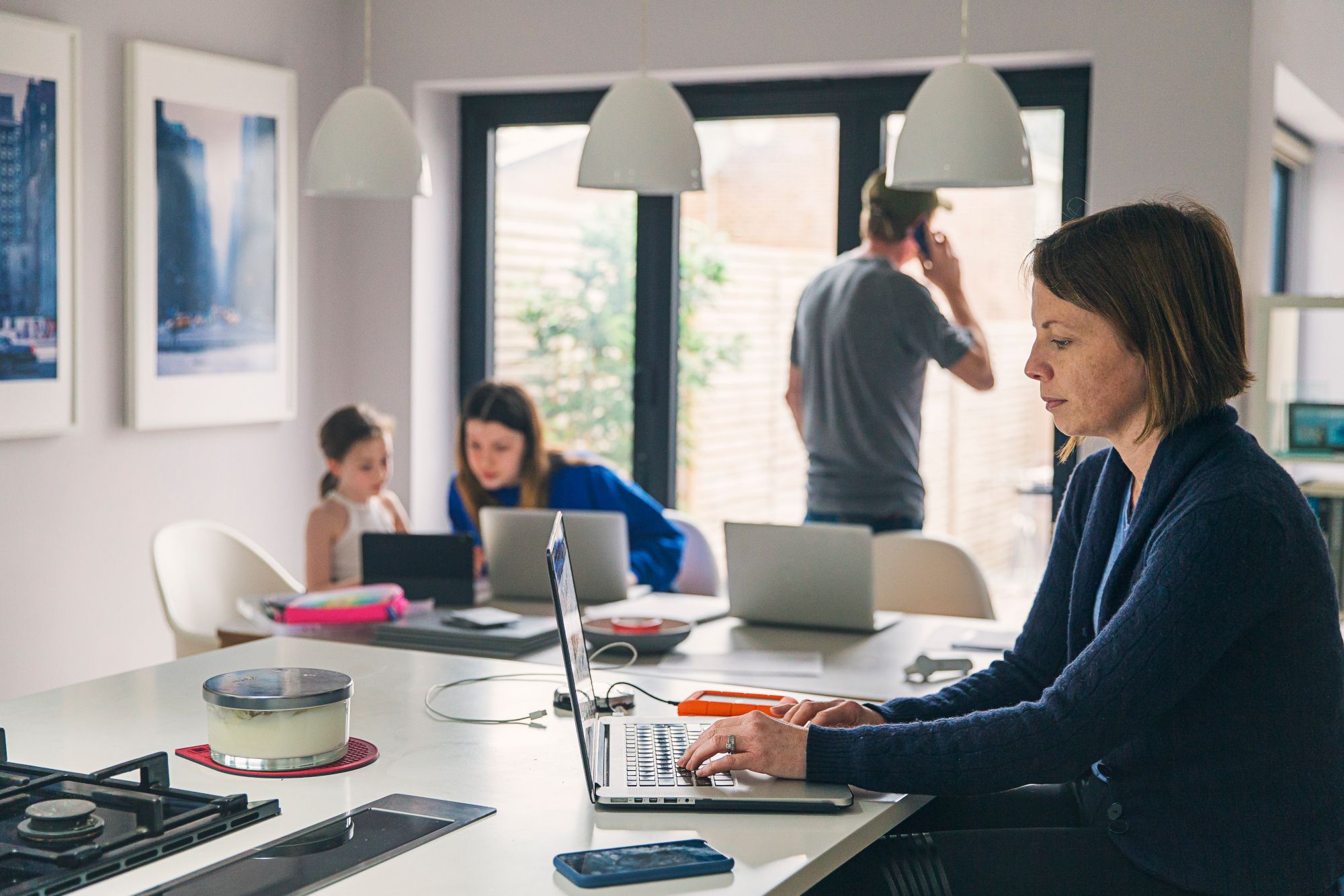 Eltern im Home Office und Kinder beim Homeschooling