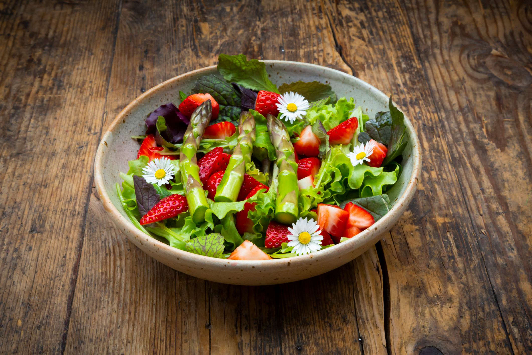 Spargelsalat mit Erdbeeren