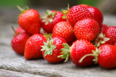 <strong>Erdbeeren: Mai - Juli</strong> Saisonkalender Obst: Erbeeren