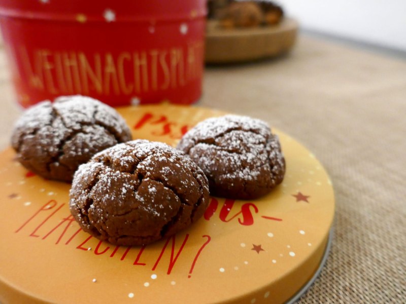 Schokoladen-Kekse mit Kaffeenote und Puderzucker.