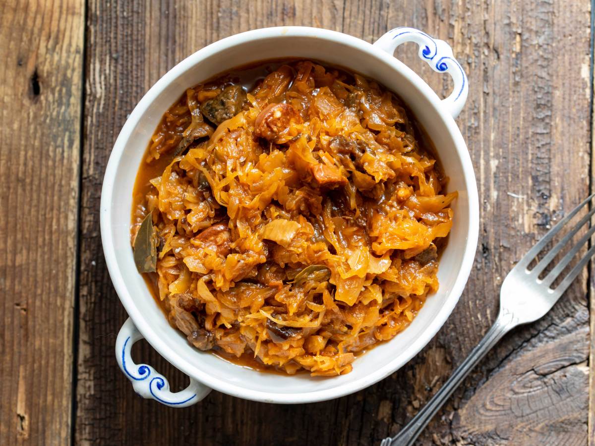 Bigos: Der polnische Eintopf mit Sauerkraut, der von innen wärmt