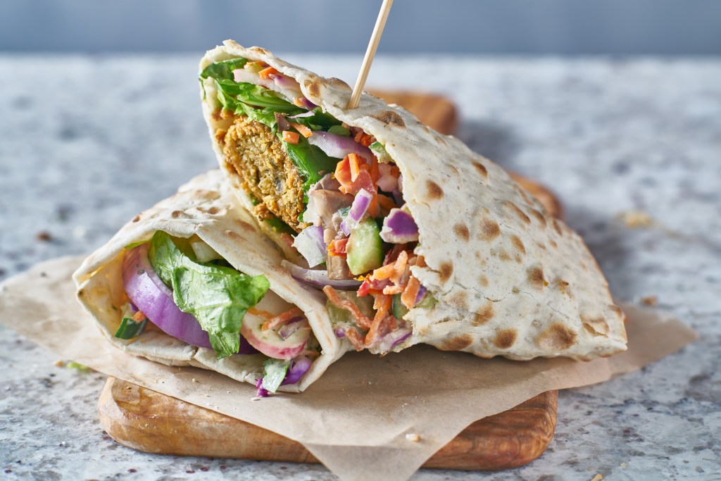 Wrap mit Falafel und Gemüse