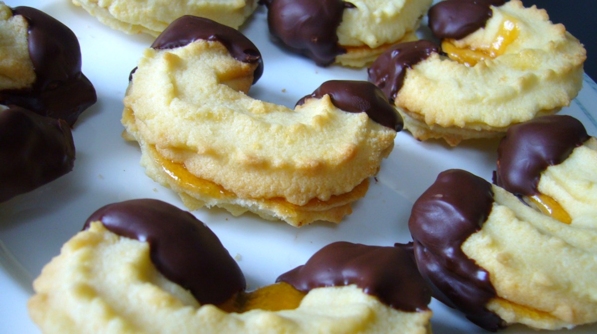 Linzer Kipferl auf weißem Teller.