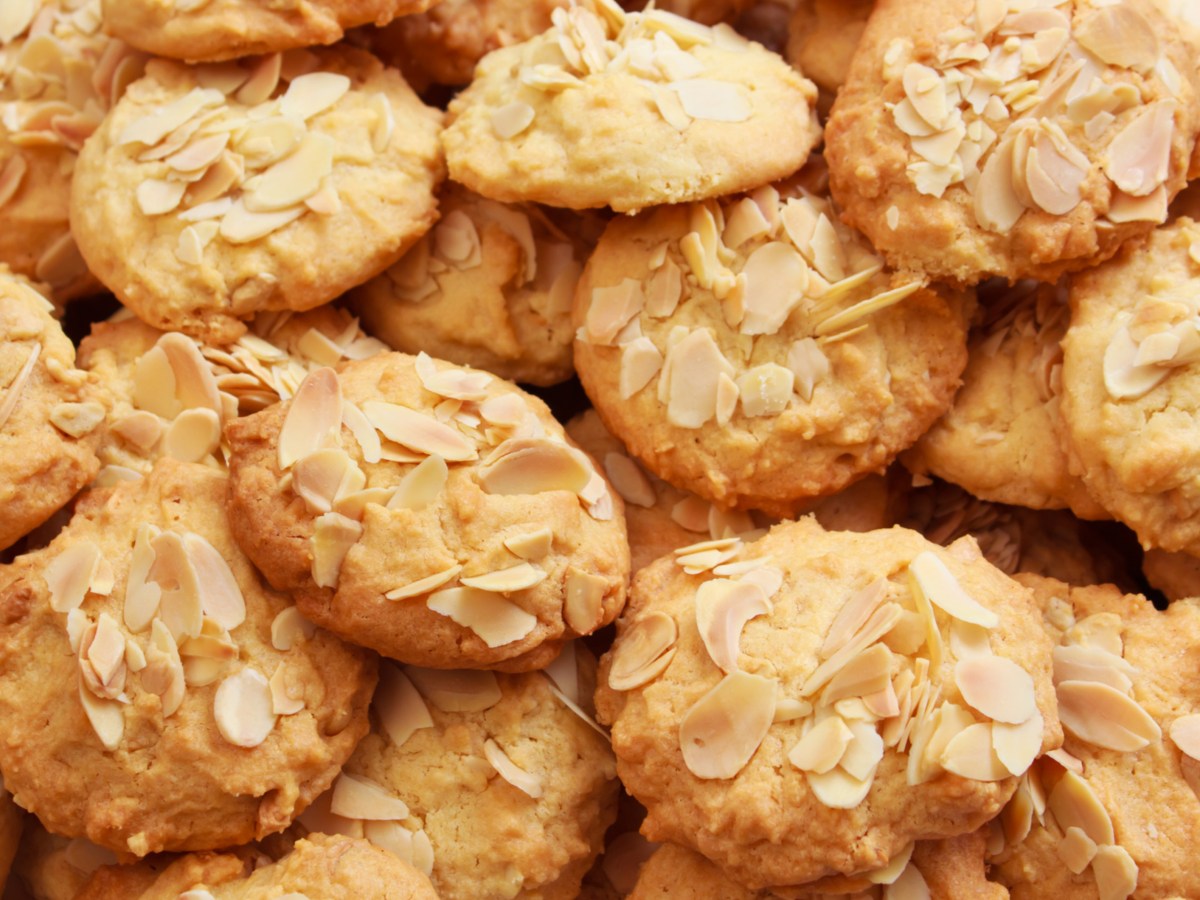 Marzipan-Plätzchen mit Mandelblättchen und Zimt: Wintergenuss pur