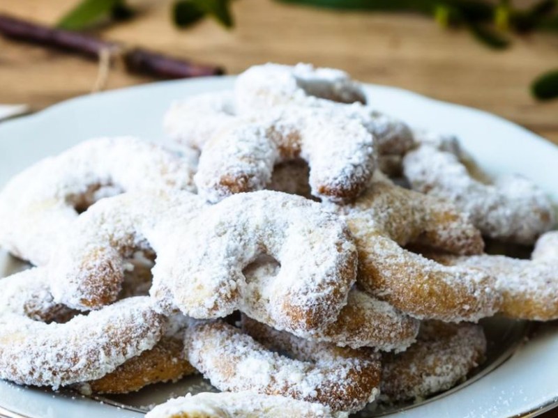 Vanillekipferl auf einem weißen Teller.