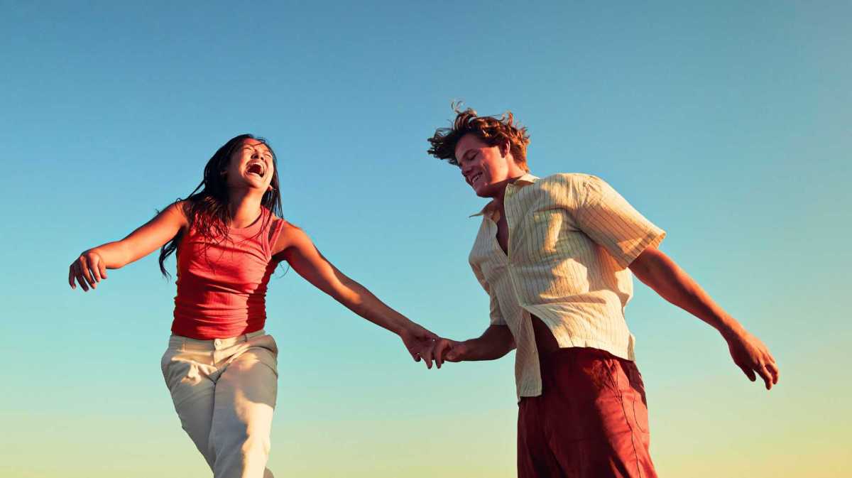 Low Angle View von glücklichen Freunden genießen vor dem klaren blauen Himmel.