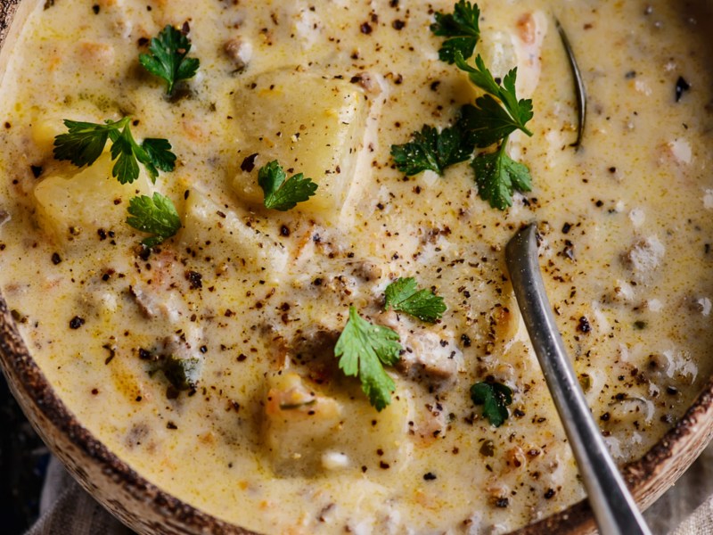 Eintopf mit Hackfleisch, Kartoffeln und Käse.