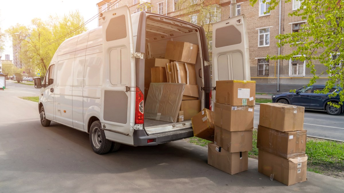 Umzugswagen vor Haus.