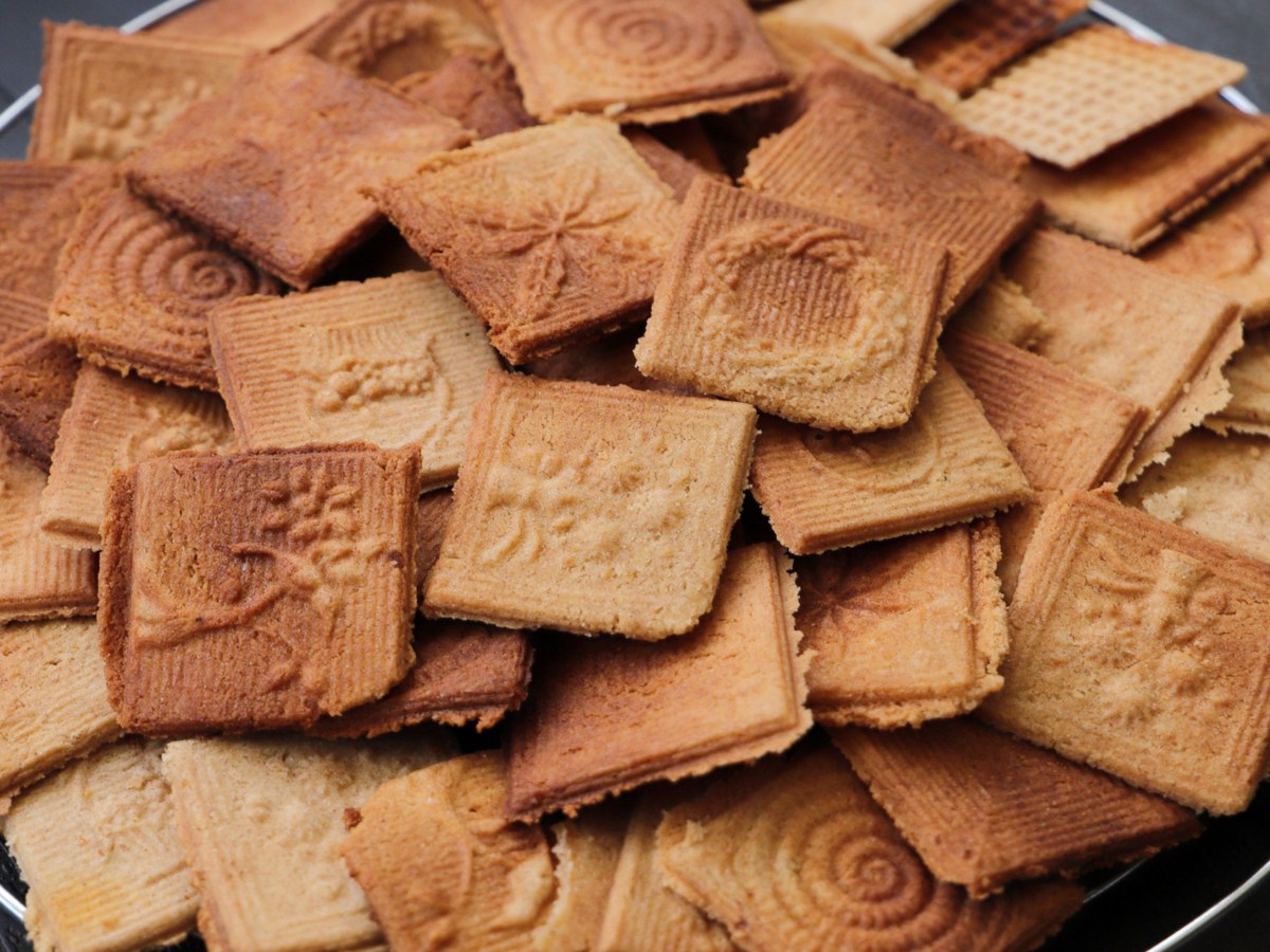 Traditionelle Zimtwaffeln auf großem Teller.