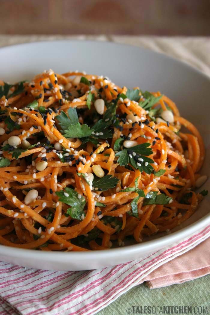 Cremige Möhrenpasta mit Knoblauchsoße und Pinienkernen