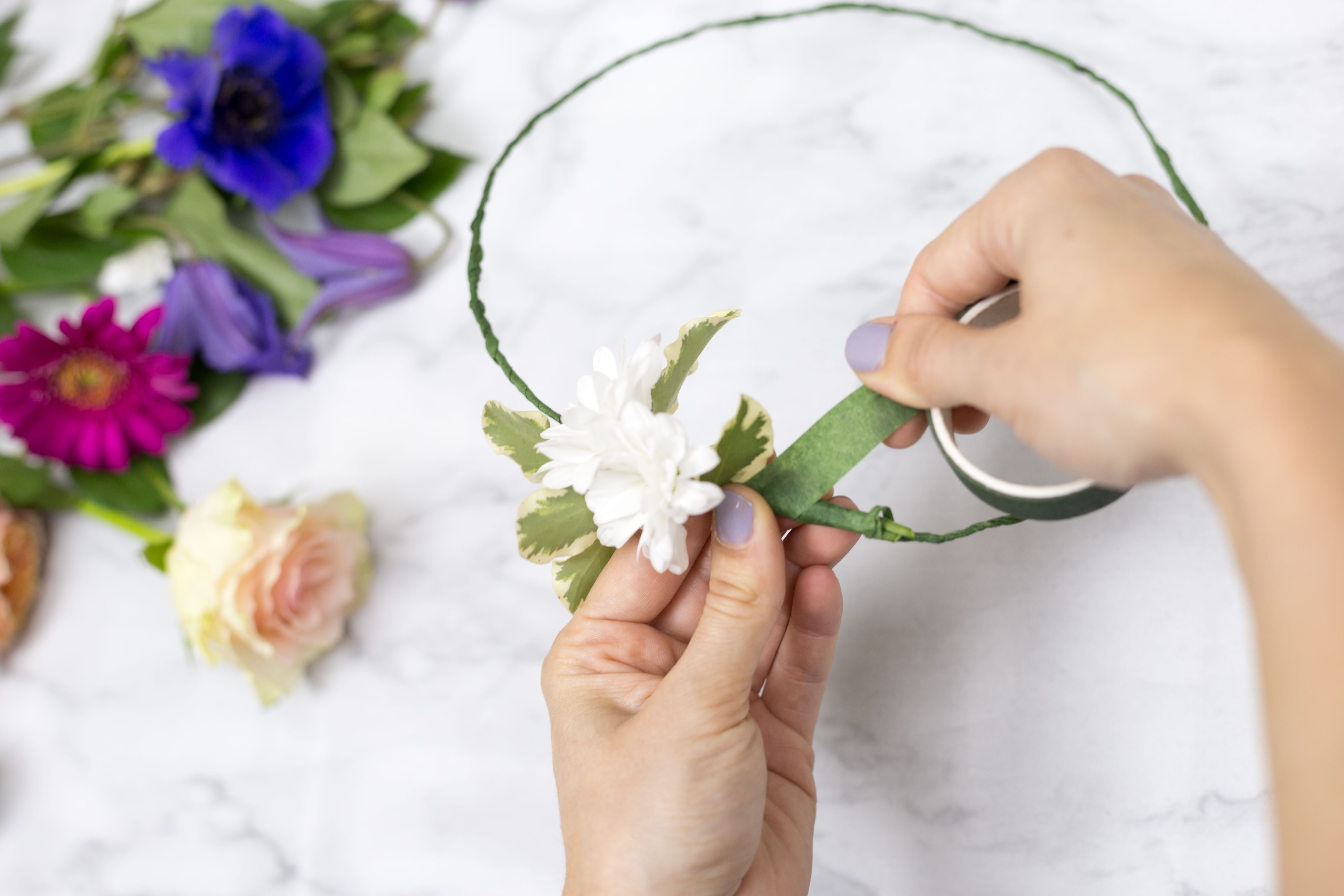 Startet mit einer Blumen und umwickelt die Stängel mit Floristen-Tape