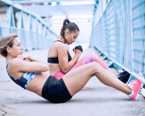 Einhaken und aufrichten: Sit-ups.