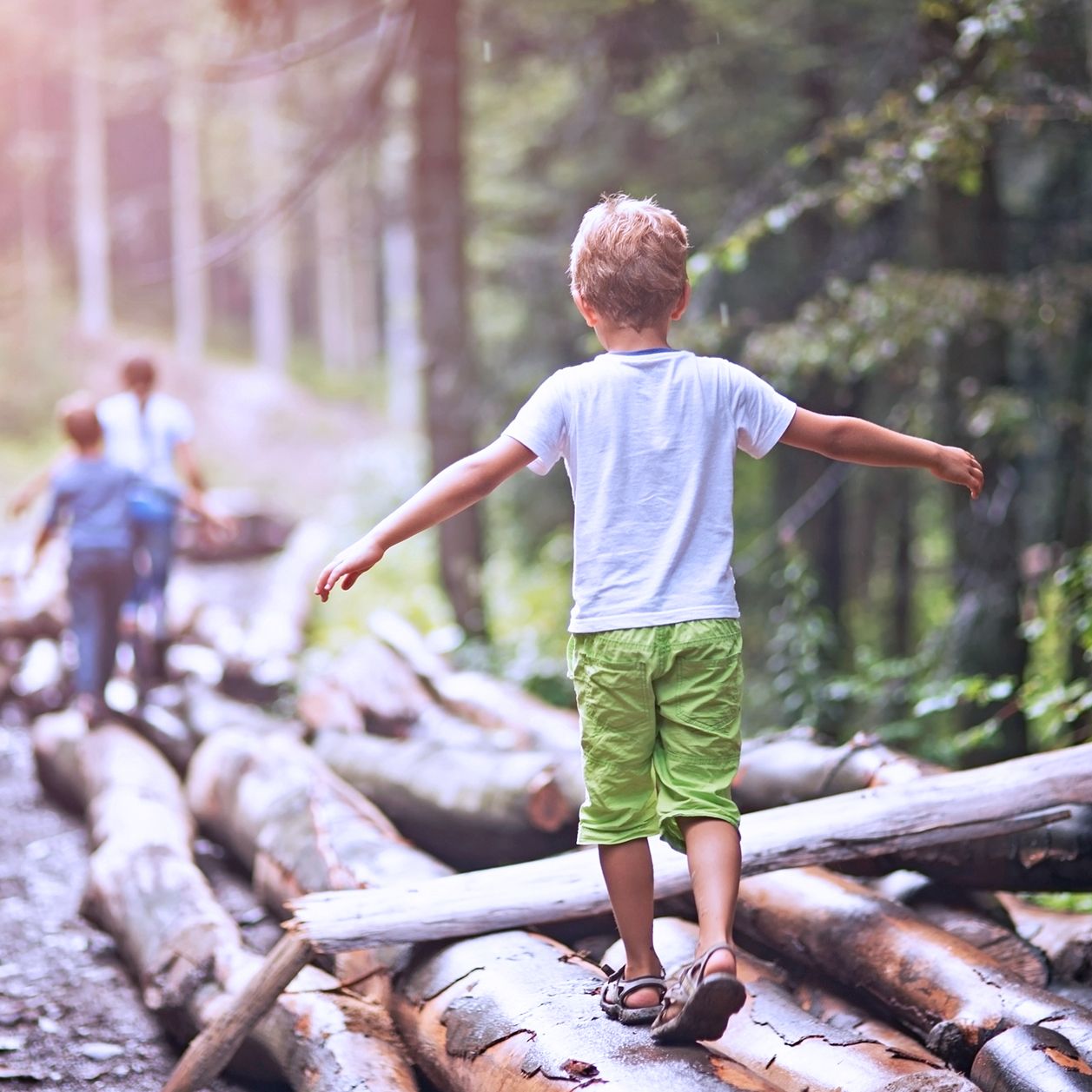 Familie beim Waldspaziergang