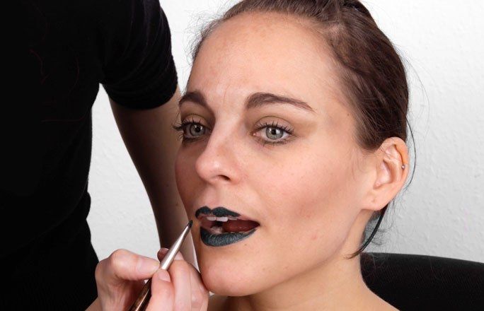 Hexe schminken : die Lippenfarbe