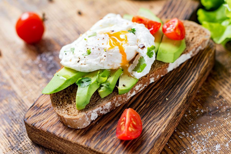 Eiweißbrot mit Lachs und Avocado