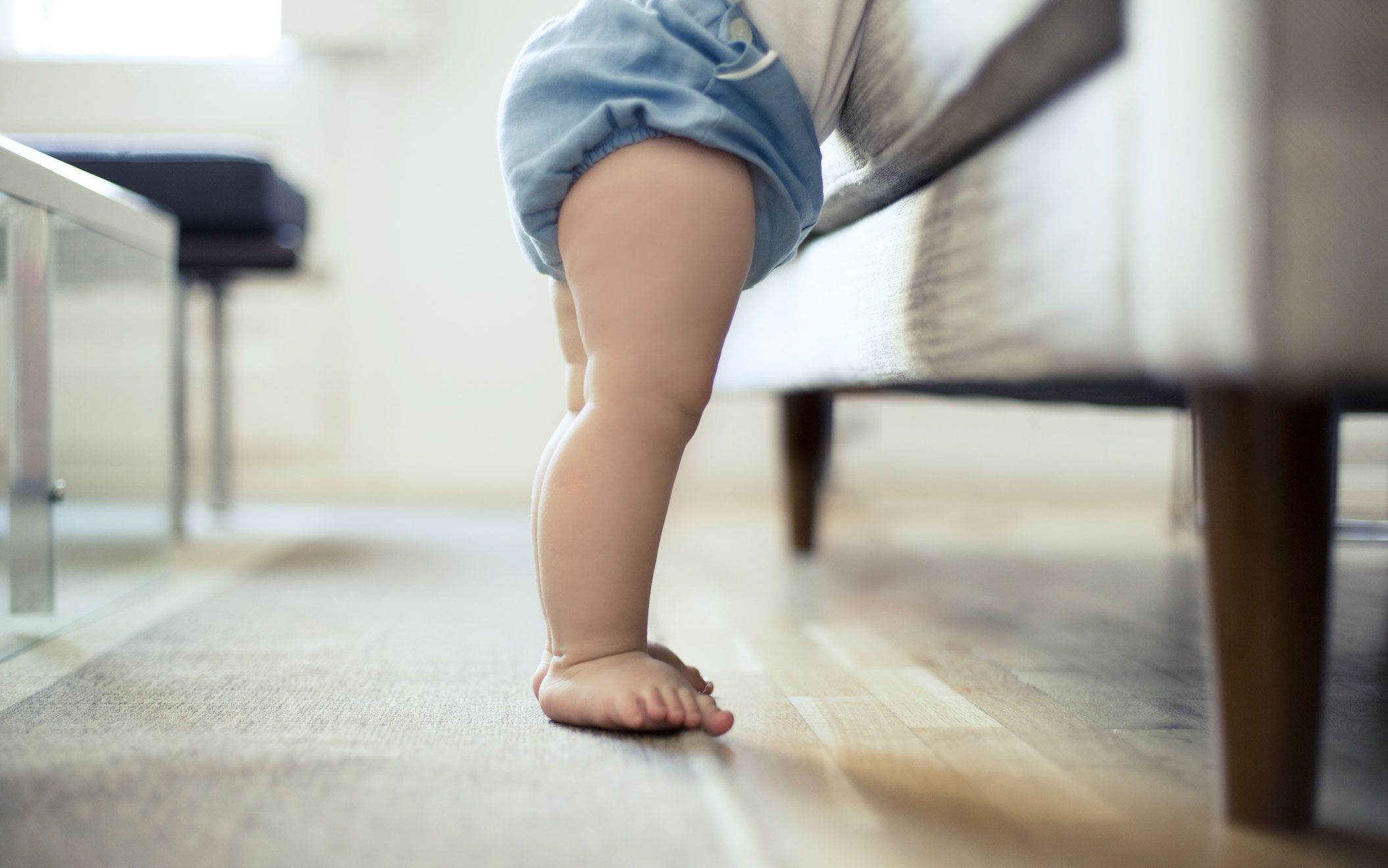 Kinder ohne Schuhe laufen lassen