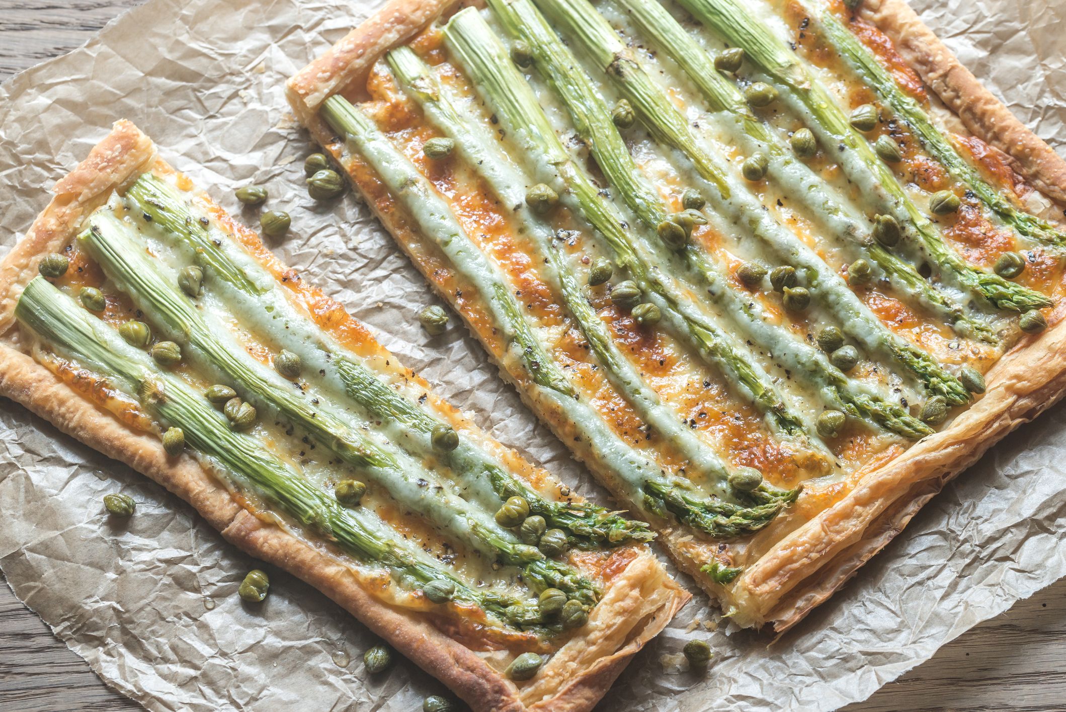 Spargel-Pizza mit Kapern