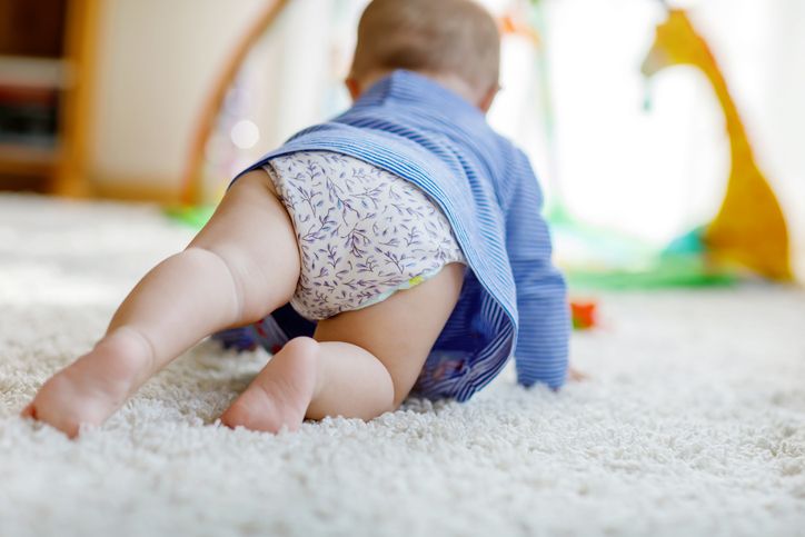 Zwischen dem 7. und dem 10. Monat lernen Babys das Krabbeln.