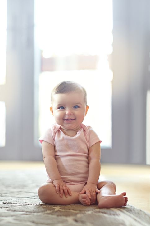 Zwischen dem 7. und 9. Monat lernen Babys eigenständig zu sitzen.