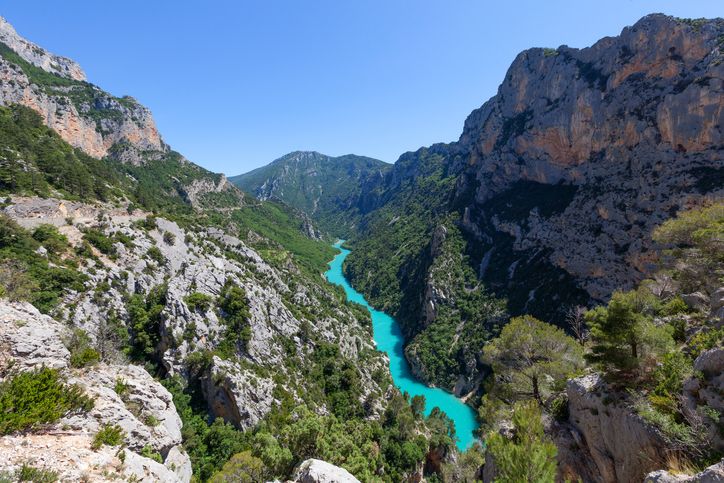 Canyon mit türkisblauem Fluss: die Gorges du Verdon.