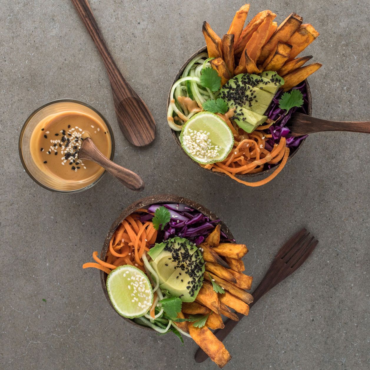 Süßkartoffelsticks mit Gemüsenudeln und Avocado