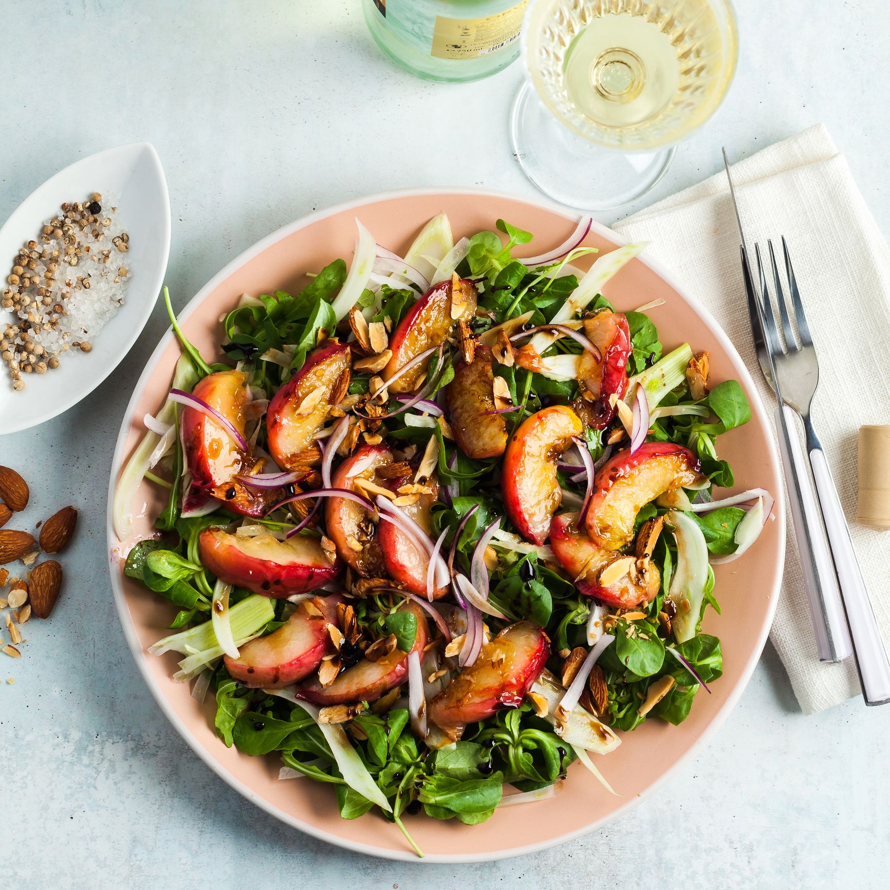 Teller mit grünem Salat mit Apfel