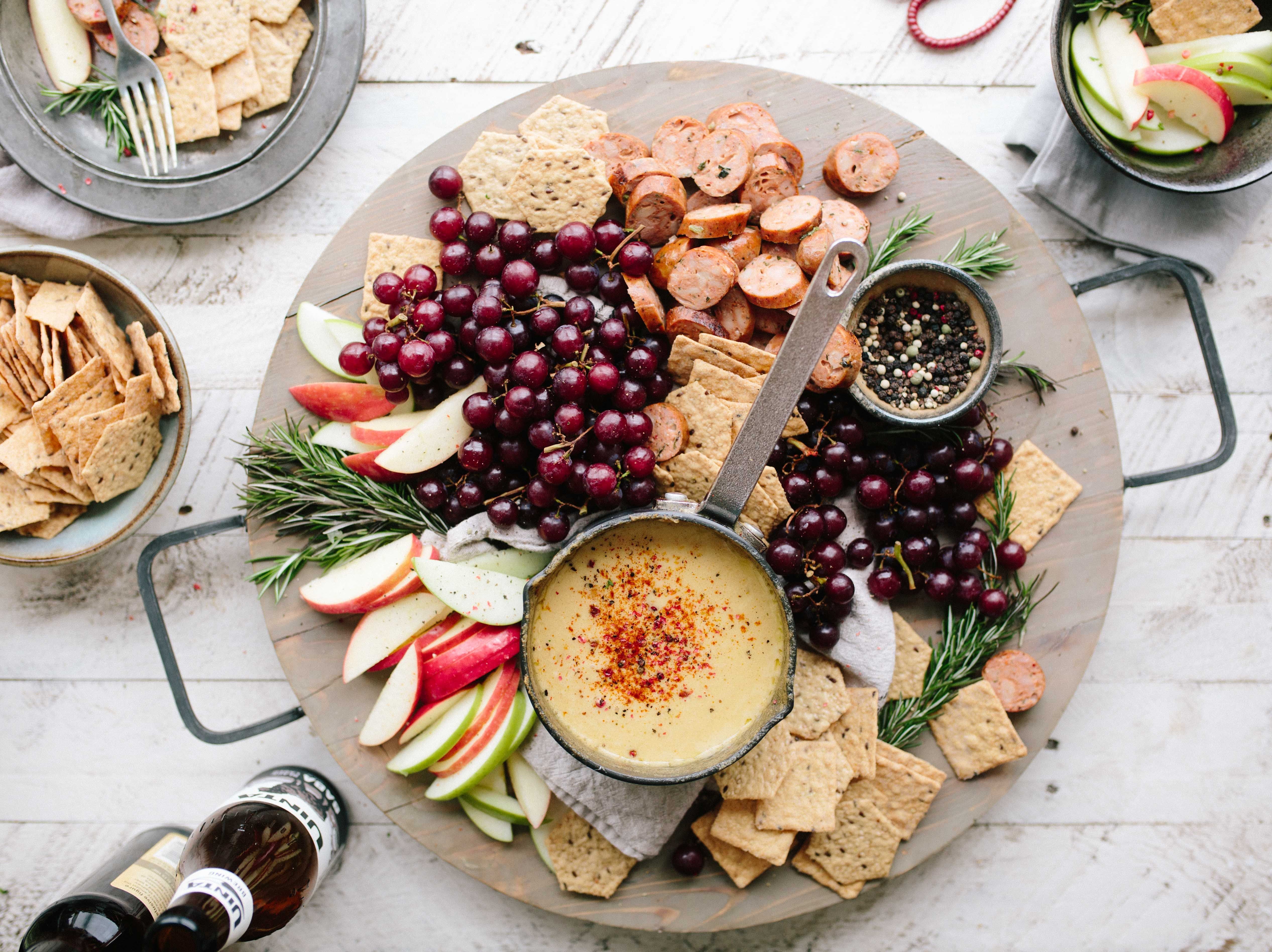 Käseplatte als Fondue anrichten