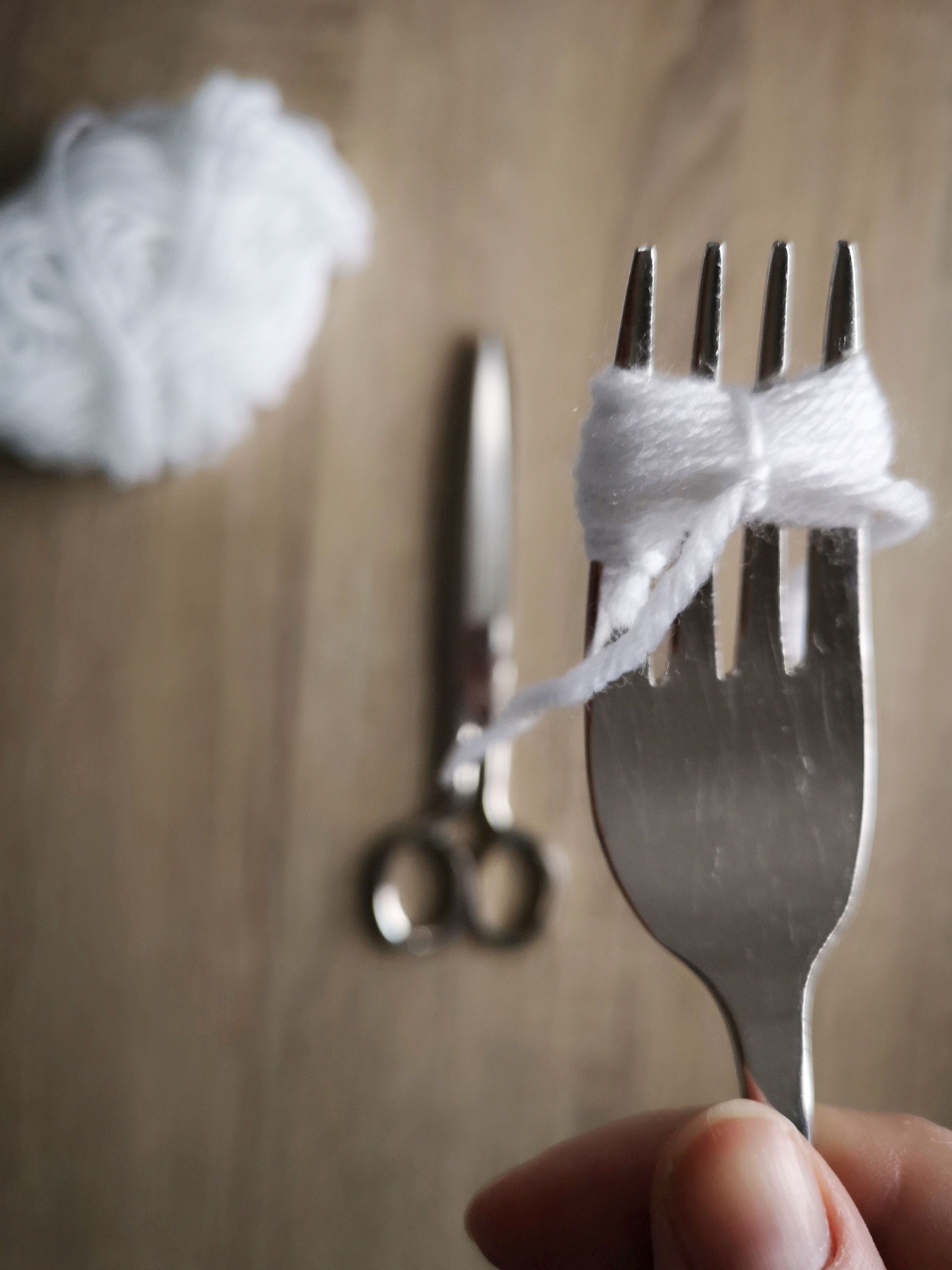 Osterdeko basteln Wolle festbinden Osterdeko basteln Wolle festbinden